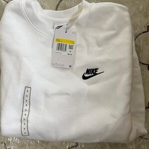 Nike sportswear White Crewneck Sweatshirt brand new size small